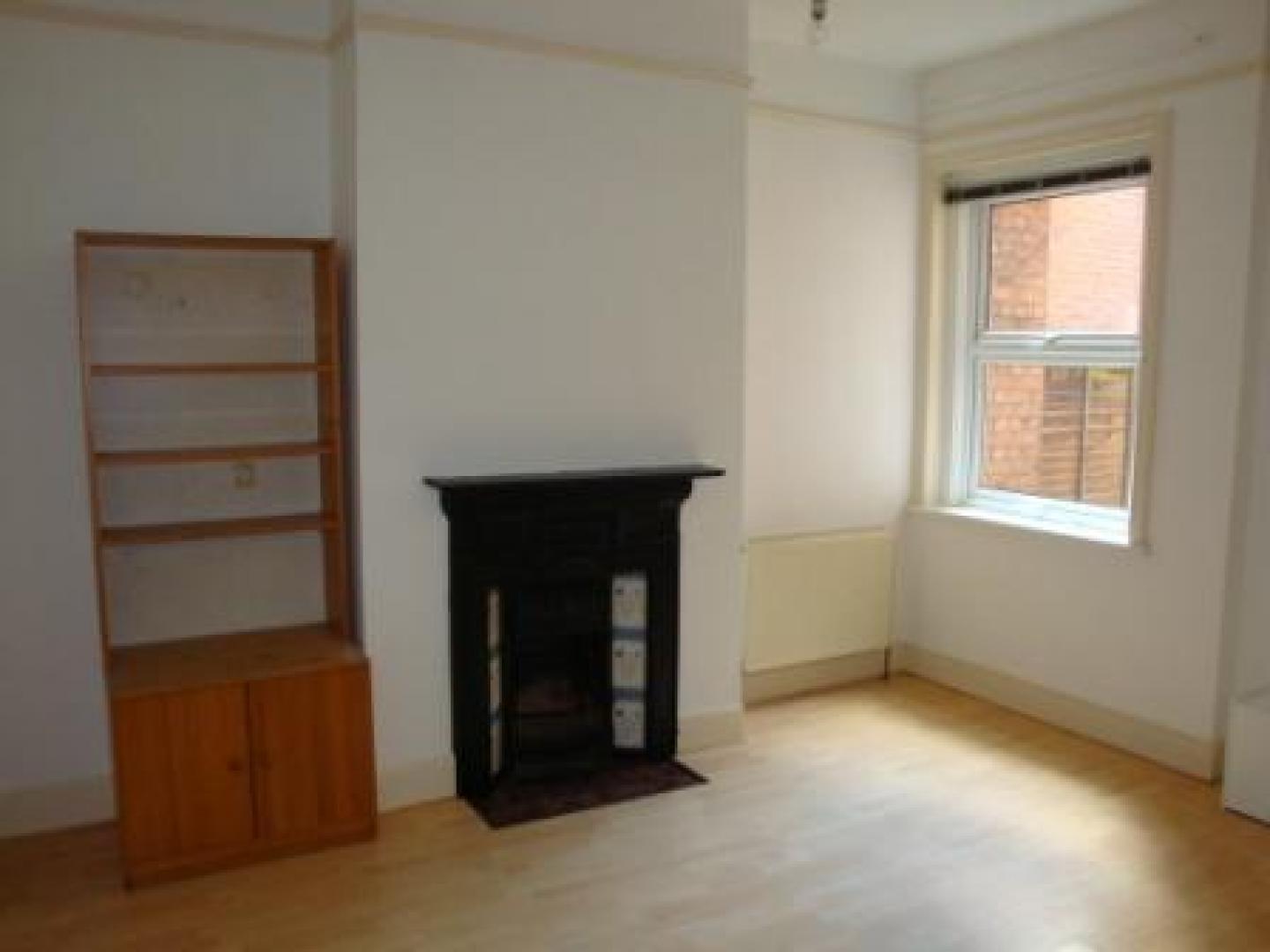 			1 month deposit instead of 6 weeks, saving you £933.33!, 4 Bedroom, 1 bath, 1 reception Flat			 Chichele Road, WILLESDEN GREEN